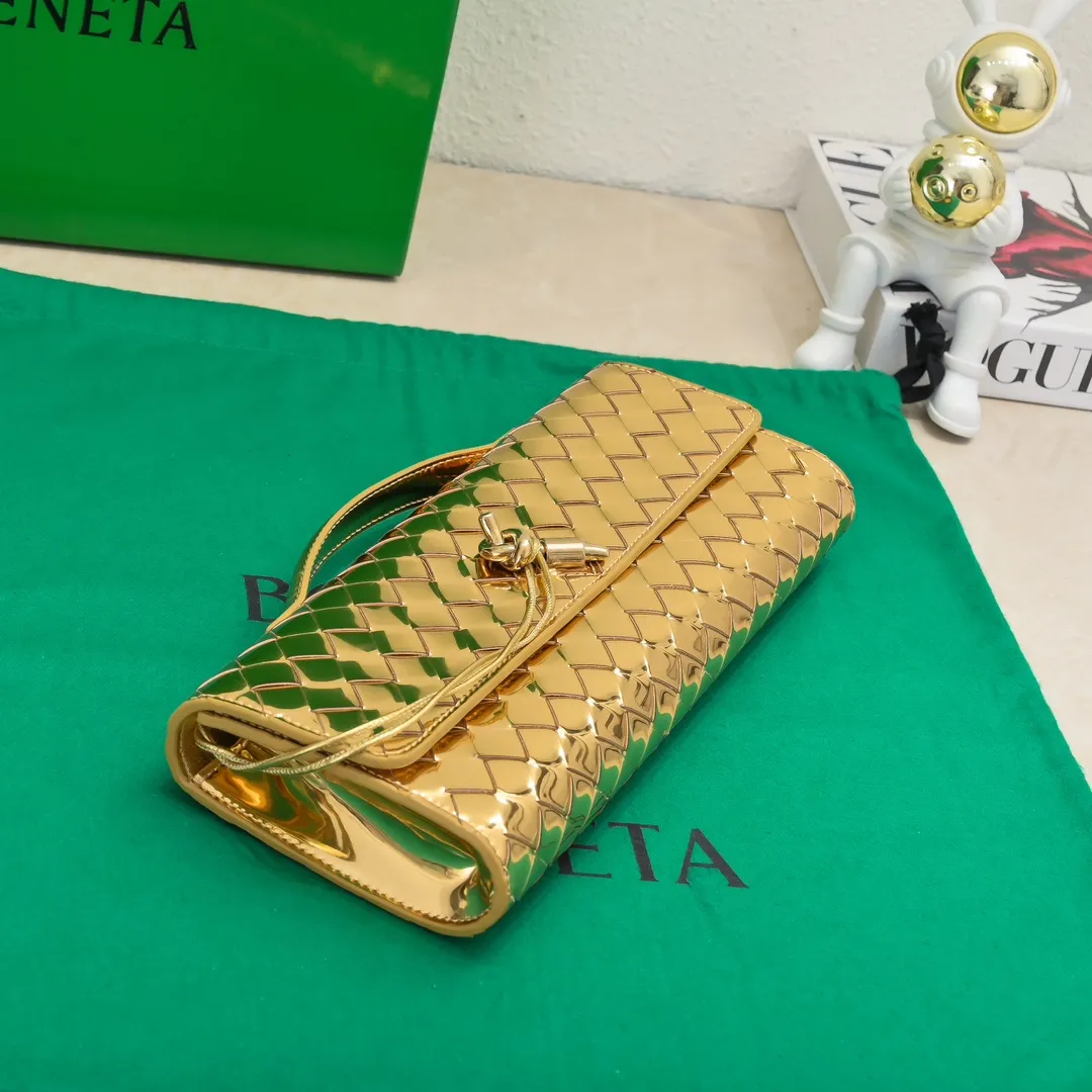 The batch of 1360 BV Andiamo evening handbags has been heavily planted again~ The designer aesthetics in the era of economic downturn are back. I fall in love with it at first sight and can't put it down. It's so beautiful and full of aura. The shape and texture are very competitive. It's light in weight and has sufficient capacity. It's a must-have for fashionistas. It's suitable for many occasions, minimalist, high-end and light luxury. Model No.: 741511 Size: 31*13*3cm